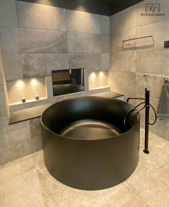 Zwarte kranen Woerden, Interieurontwerp Woerden, Interieuradvies Woerden, Badkamer Woerden, Badkamerontwerp Woerden, Zwart toilet Woerden, Toilet Woerden, Ronde spiegels Woerden, Vrijstaand Bad