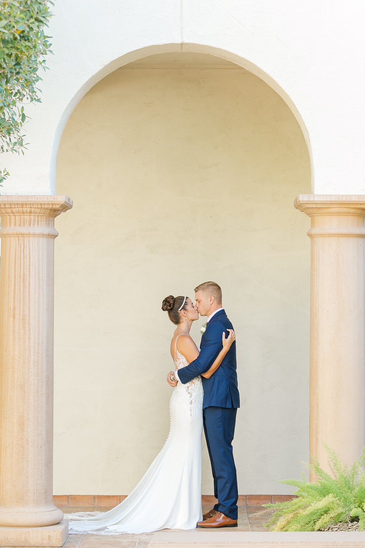 Scottsdale-Wedding-Photographers-McCormick-Ranch-Golf-Club-Bride-Groom-1085