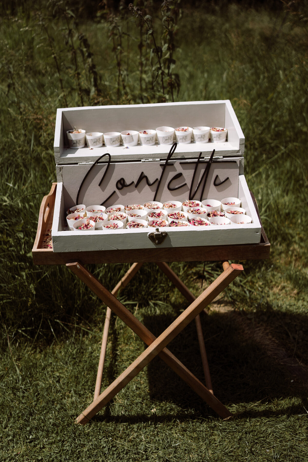 rouwfotograaf legt intieme bruiloft vast bij In de Kas bij Winnsen – confetti tafel 