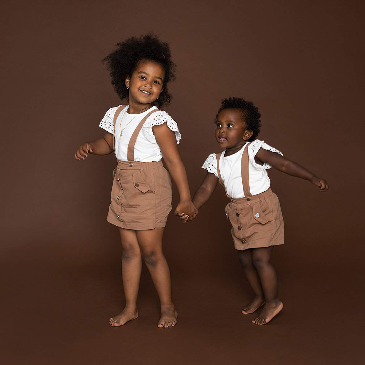 søsken-søstre-barneglede-foto-fotostudio-familieglede