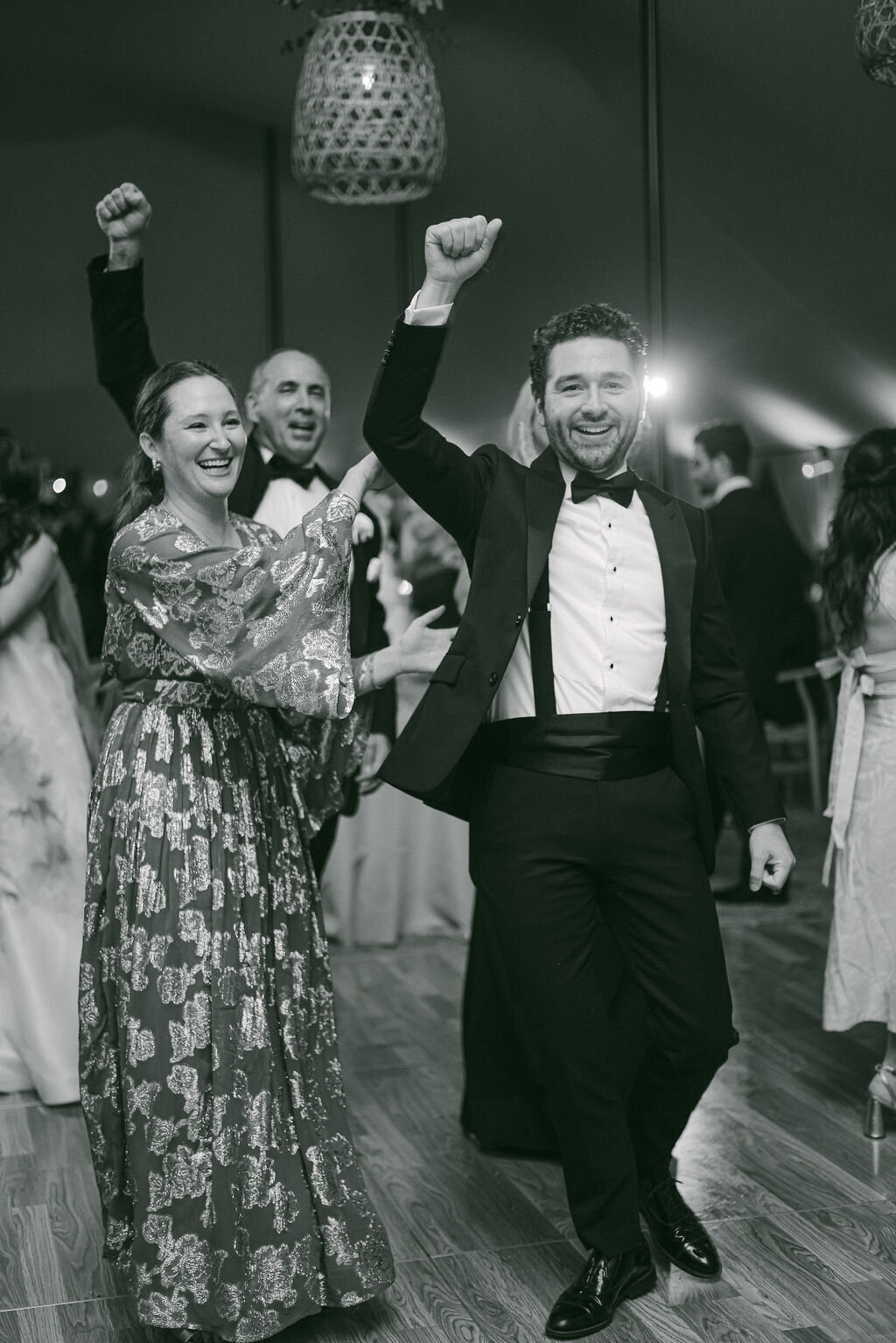 wedding-guests-dancing