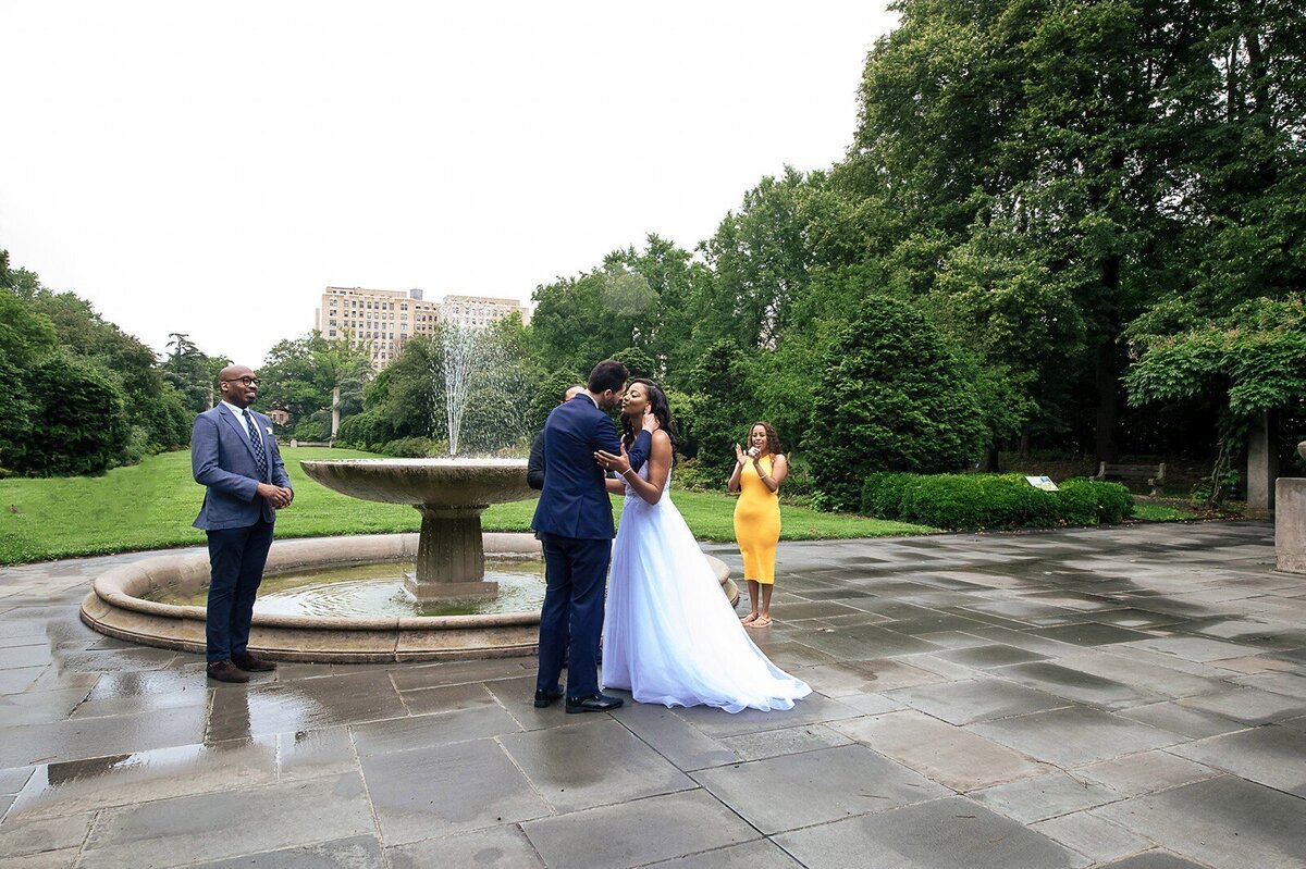 brooklyn-botanical-park-osborne-garden-elopement-kiss-2