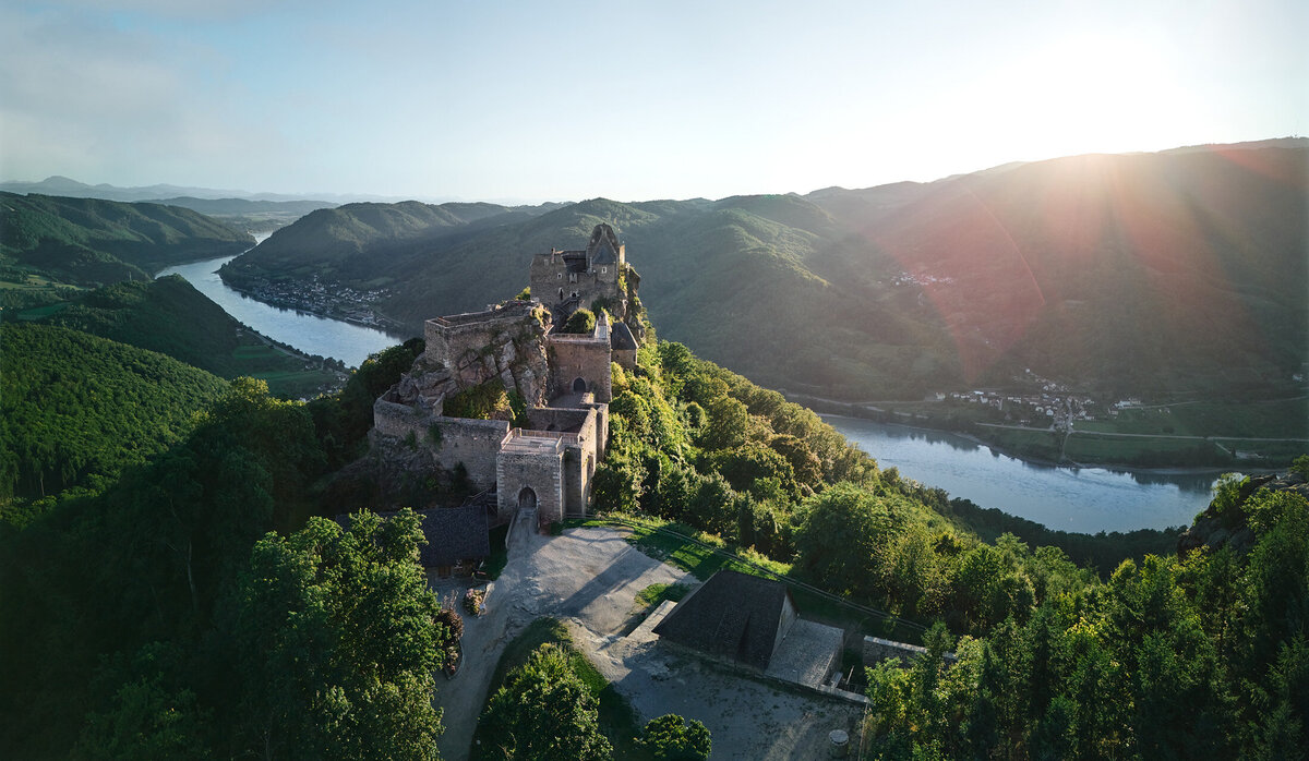 Burgruine Aggstein in der Wachau beim Sonnenuntergang – eindrucksvolle Landschaftsfotografie von Atelier Schulte, österreichweit spezialisiert auf alpine und kulturelle Landschaftsaufnahmen