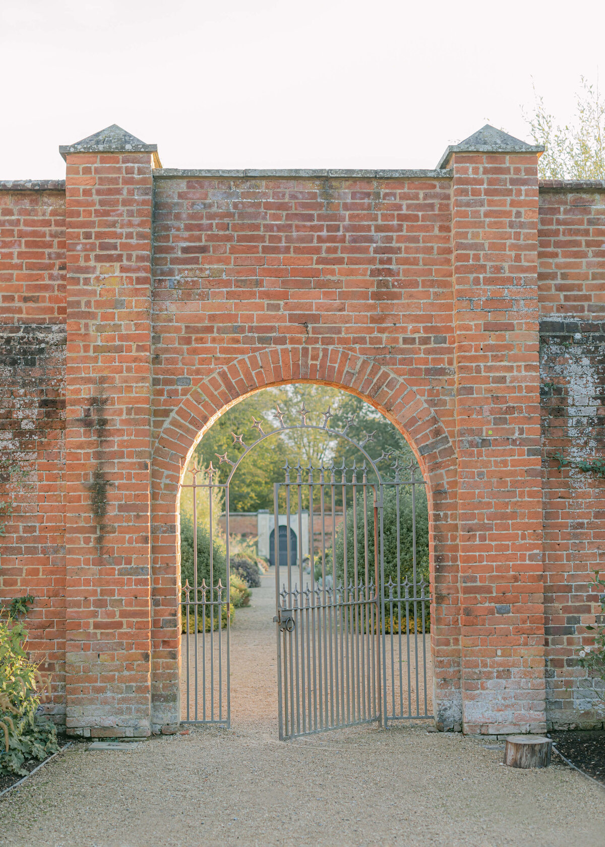 chloe-winstanley-events-heckfield-place-gardens-gate