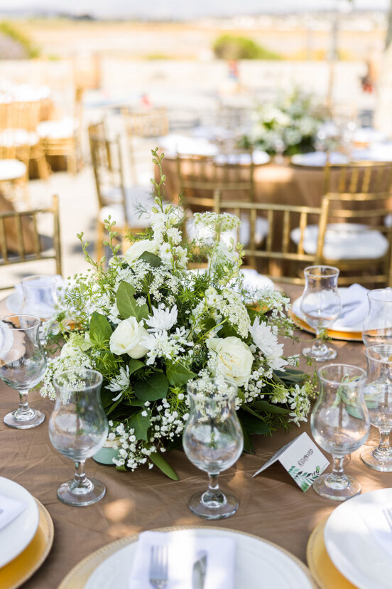 quinceanera-table-decorations-white-flowers