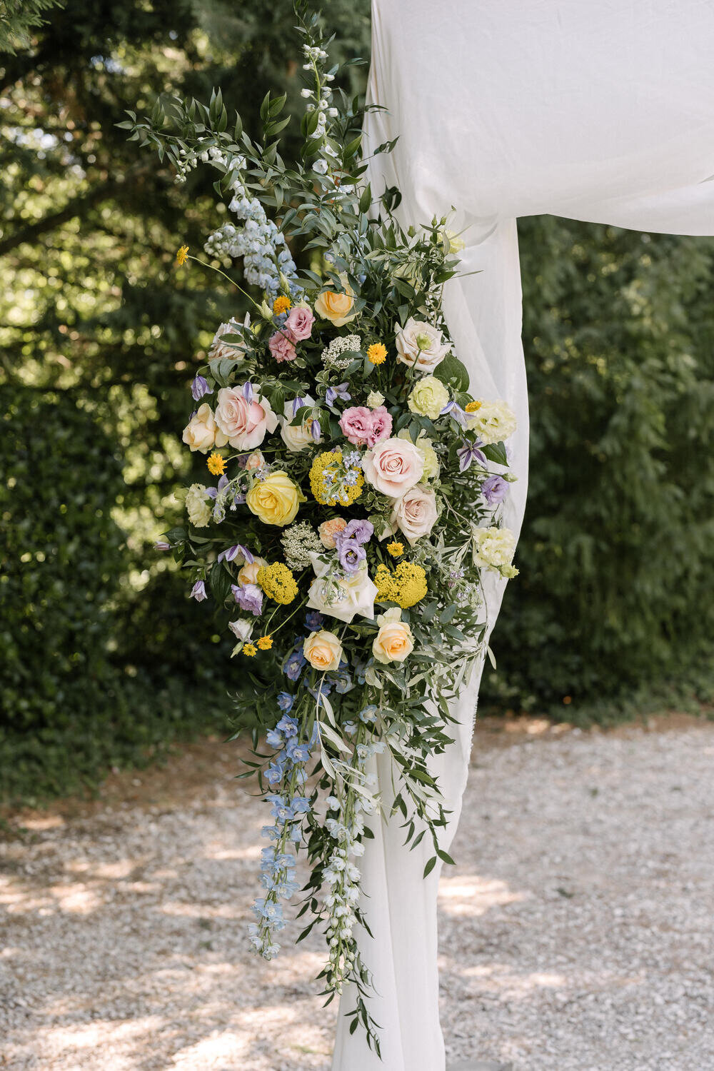 floral-arrangement-for-outdoor-ceremony3