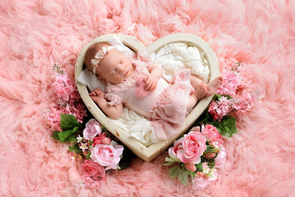 mobile-in-home-newborn-photography-vancouver-fraser-valley_baby-girl-pink-white-heart-basket