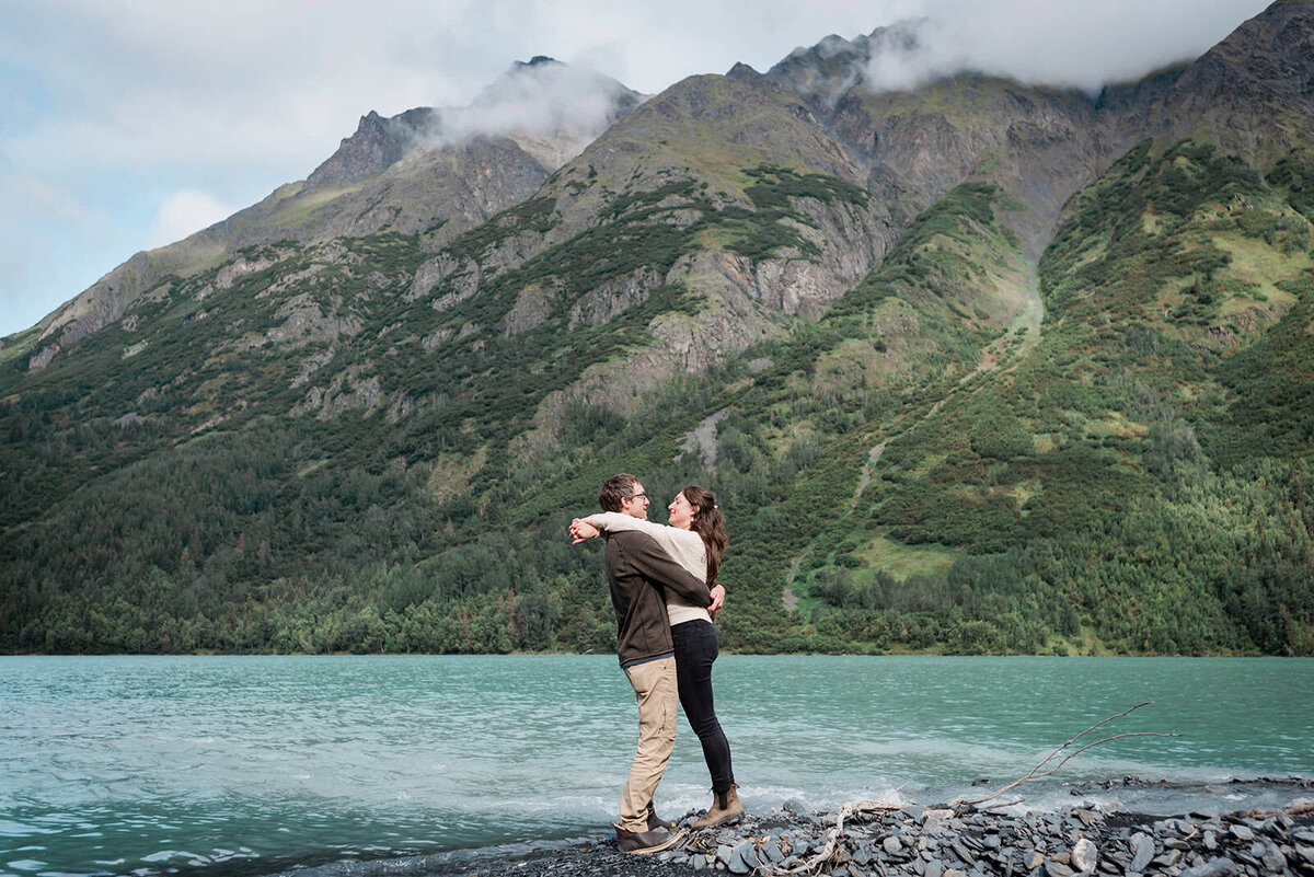 mountain-backdrop-alaska-engagement-Soul-and-Sky-Weddings