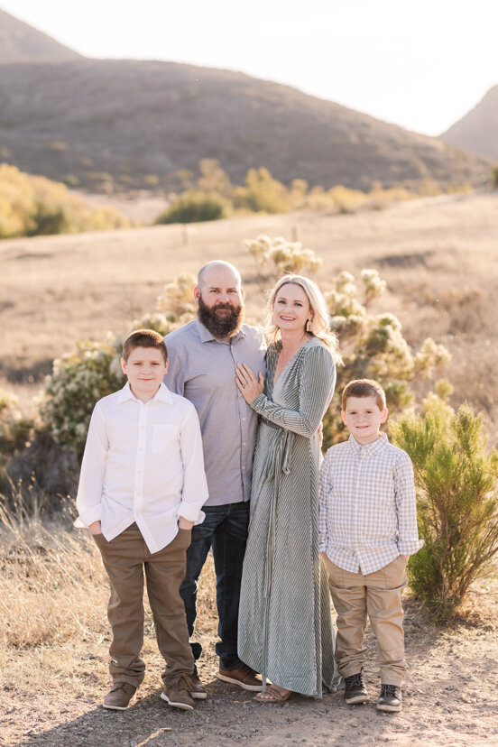 portrait-of-family-at-mission-trails-san-diego