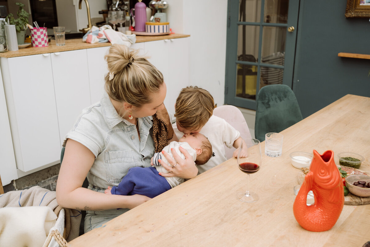 Newborn fotografie van een baby van enkele weken oud, vastgelegd in huis en aan zee. Intieme momenten van een pasgeboren baby, vol met de heerlijke chaos van het gezinsleven.