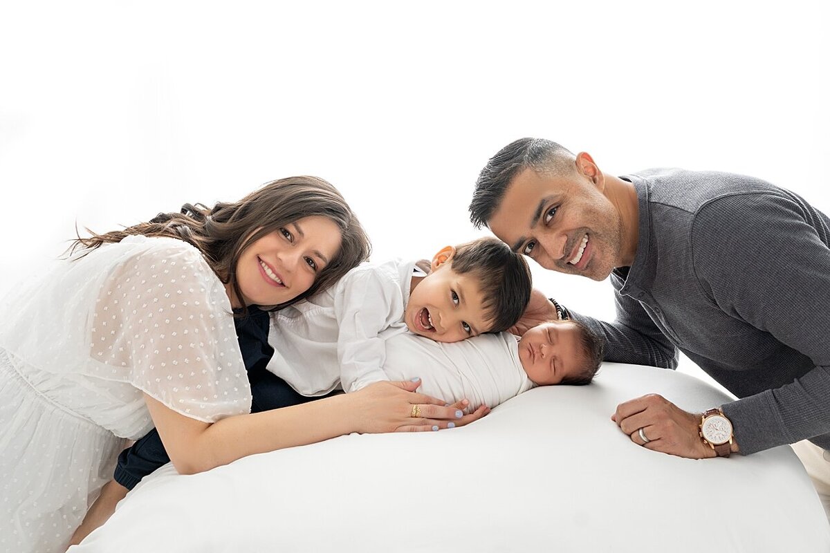 Family with Newborn Photos_03
