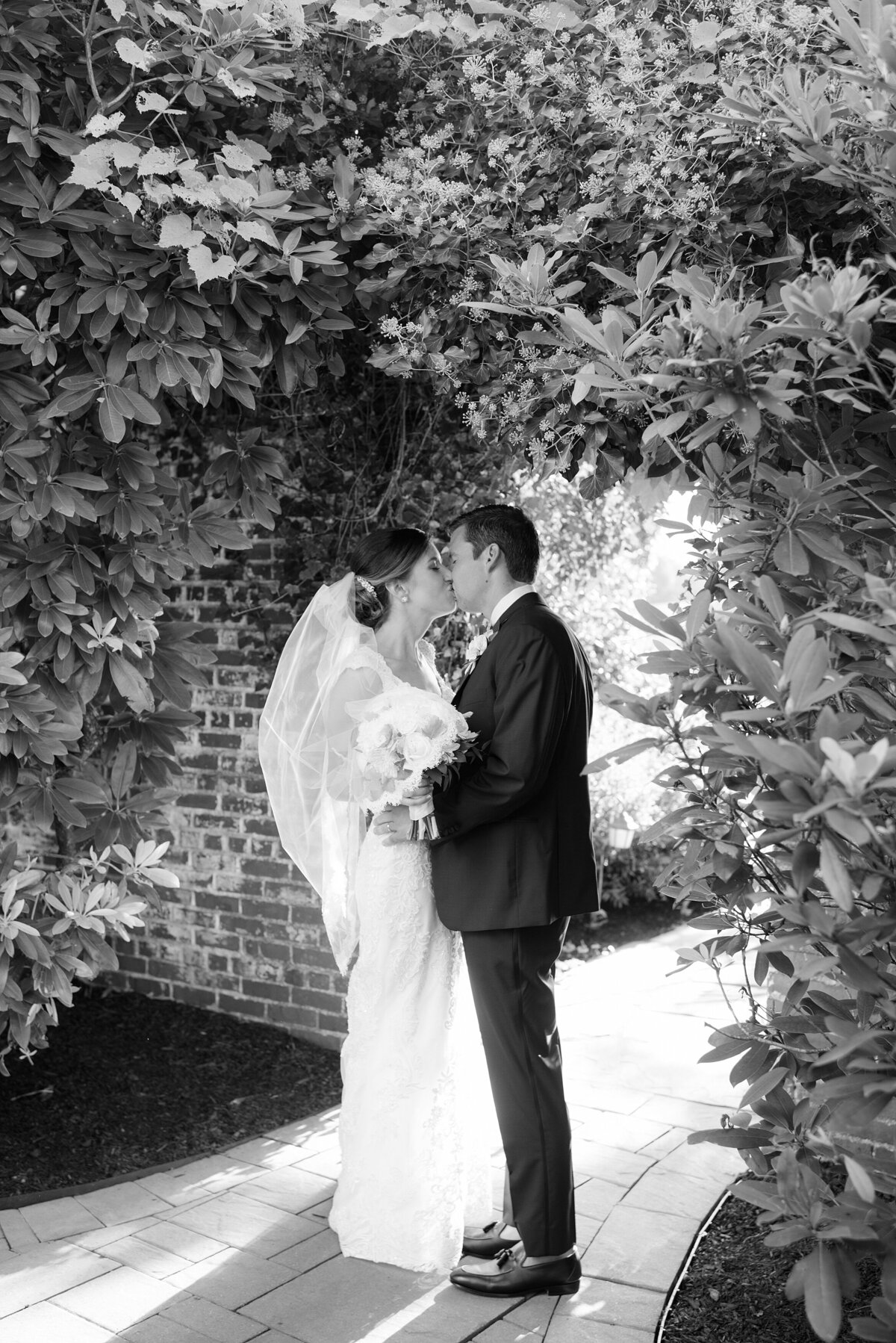 34_bride-and-groom-under-the-mansion-greenery_6093-2