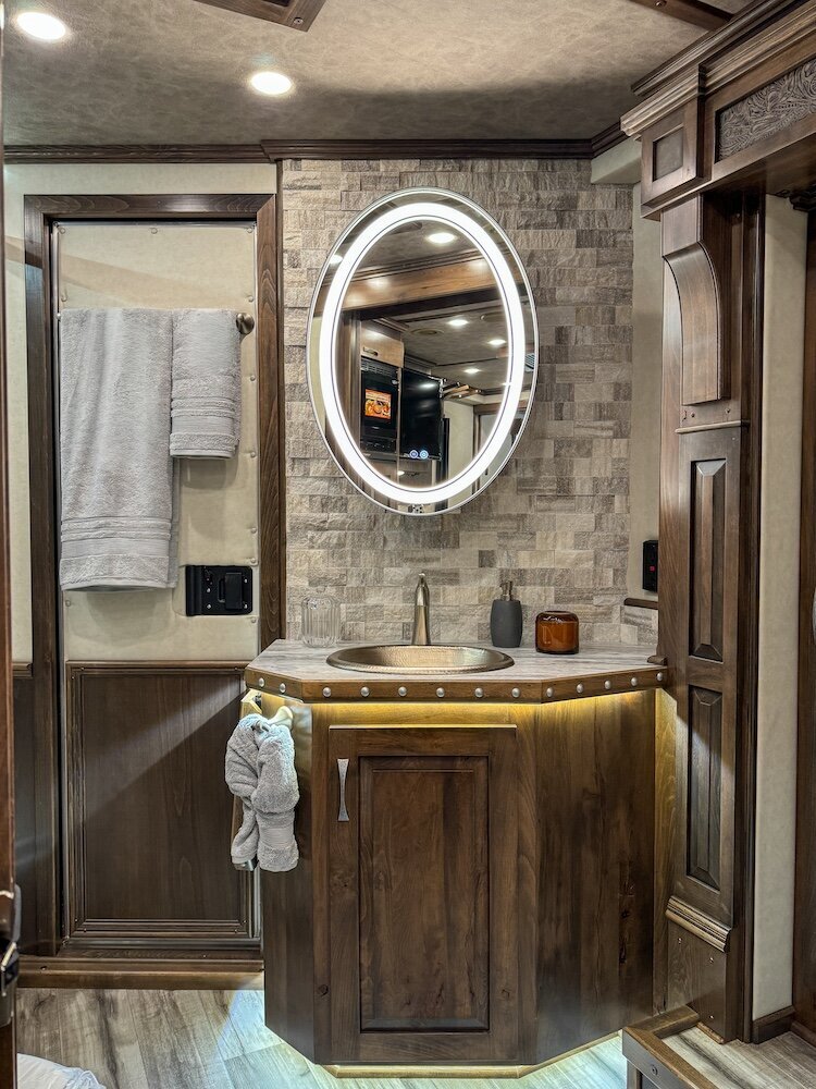 luxury-living-quarter-horse-trailers-trail-boss-conversions-bathrooms-21
