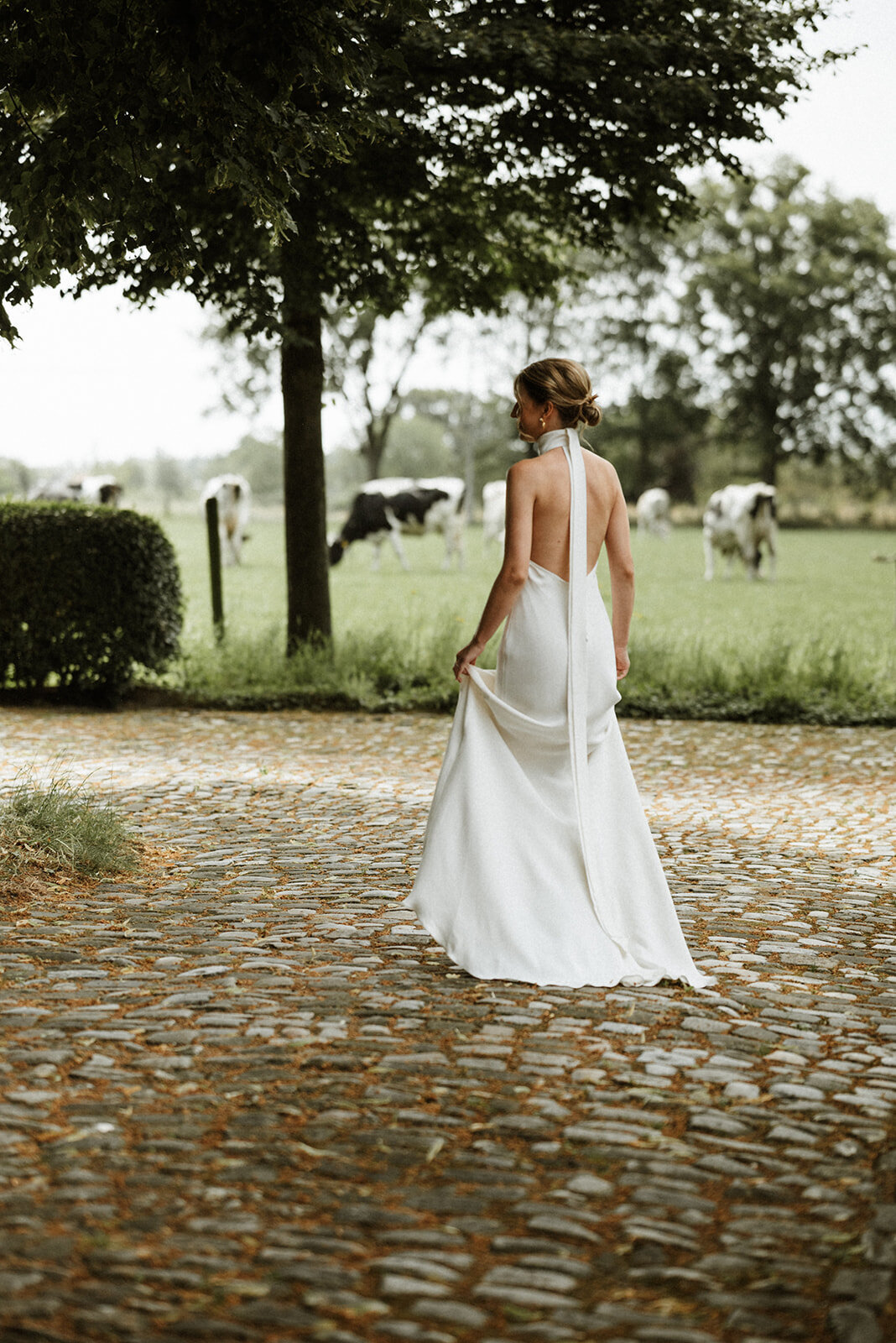 Herentals, salon weddings, moody, authentiek, alternatief trouwen,bruid, 2026, elopent, intiem, spontaan, tijdloos, trouwfotograaf, antwerpen - klaarmaken & first look-194