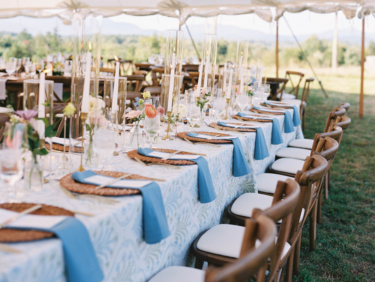 wedding table with blue napkins