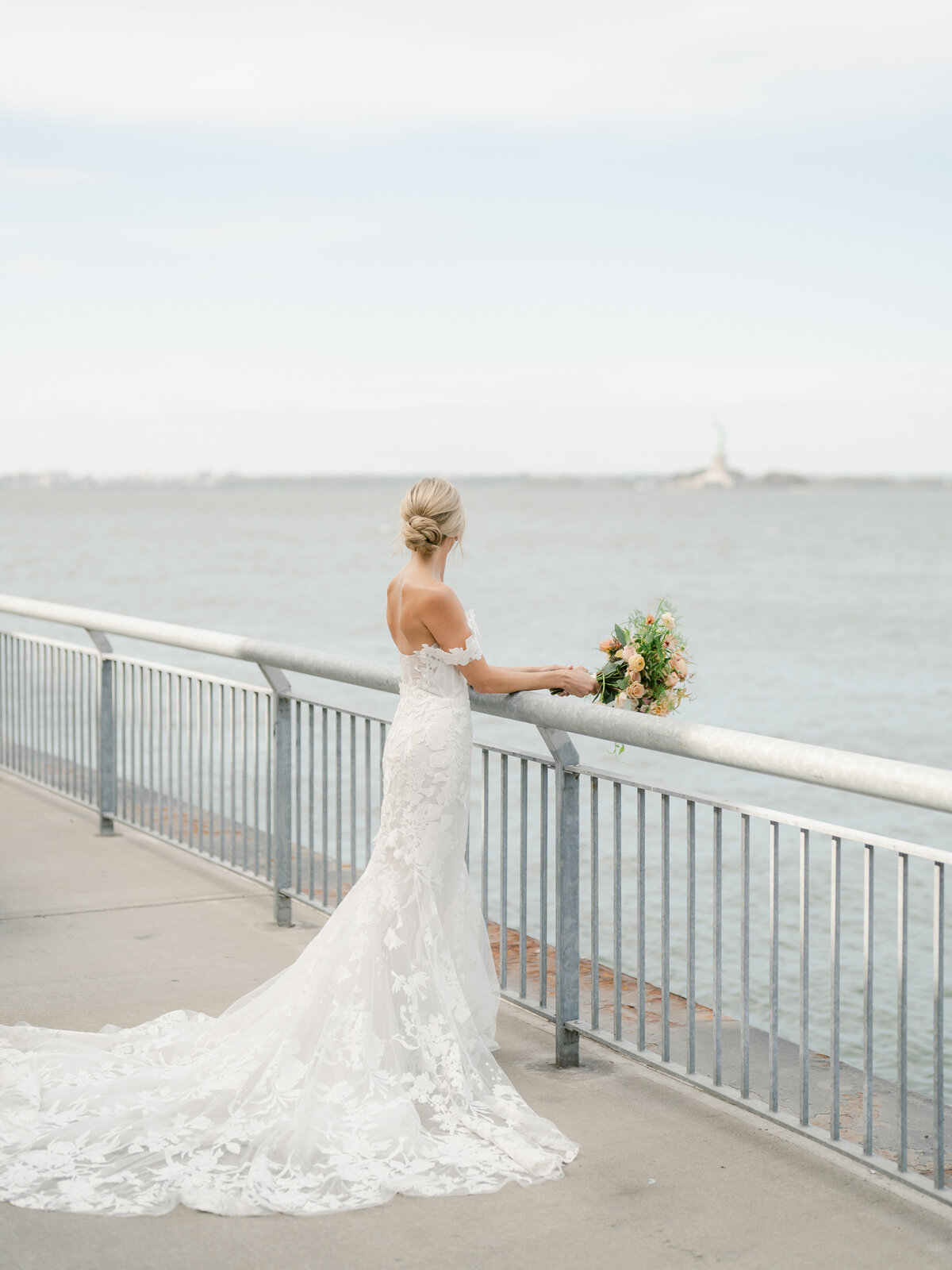 libertywarehouse-newyorkwedding-weddingwithaview-felixfeyginphotography-013