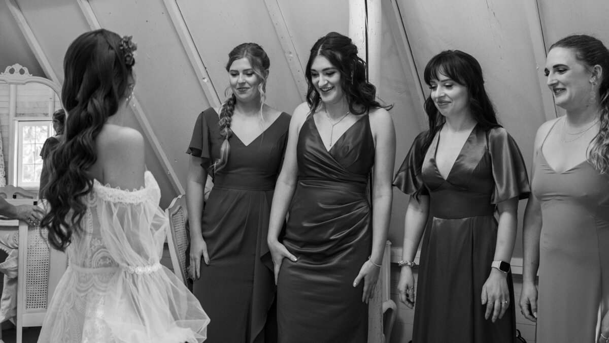 getting-ready-bridesmaids-documentary-wedding-photography-Jardin-del-Sol-jennifer-moreno-photography-washington