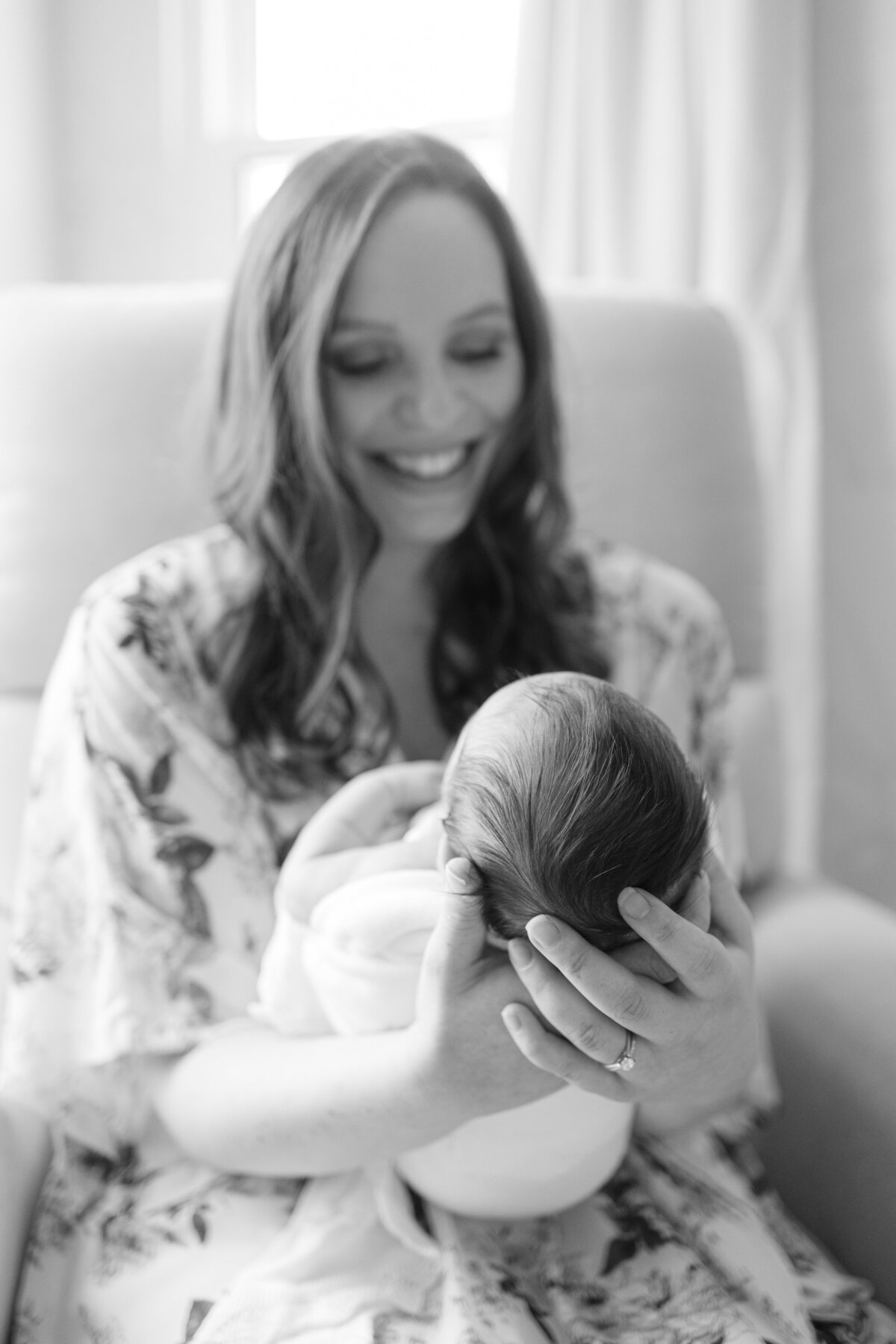 mom-smiling-at-newborn-baby-boy-black-and-white