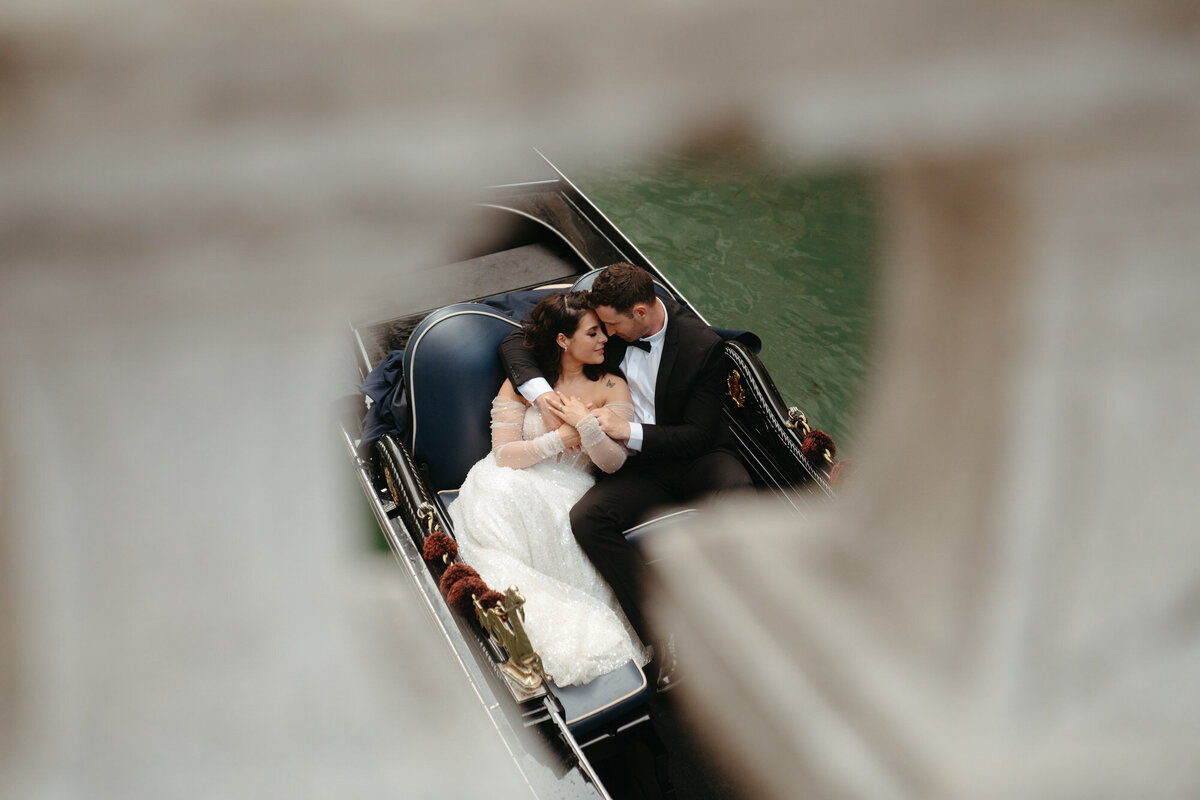 the_chaffins_international_destination_wedding_elopement_photographers_sammie_chaffin_micah_editorial_adventure_photos_travel_venice_italy_25