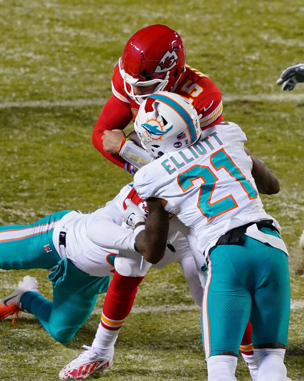 kansas-city-sports-photography-chiefs-0021-tackle-football-action-miami-dolphins
