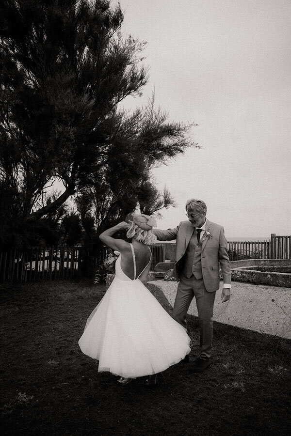 Gwladys et Patrick dansent en extérieur. Photo capturée par Kamescop, photographe mariage vintage.