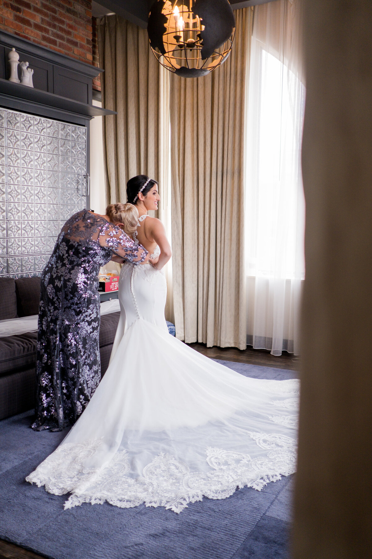 heaven suite at the renaissance pittsburgh bride getting ready