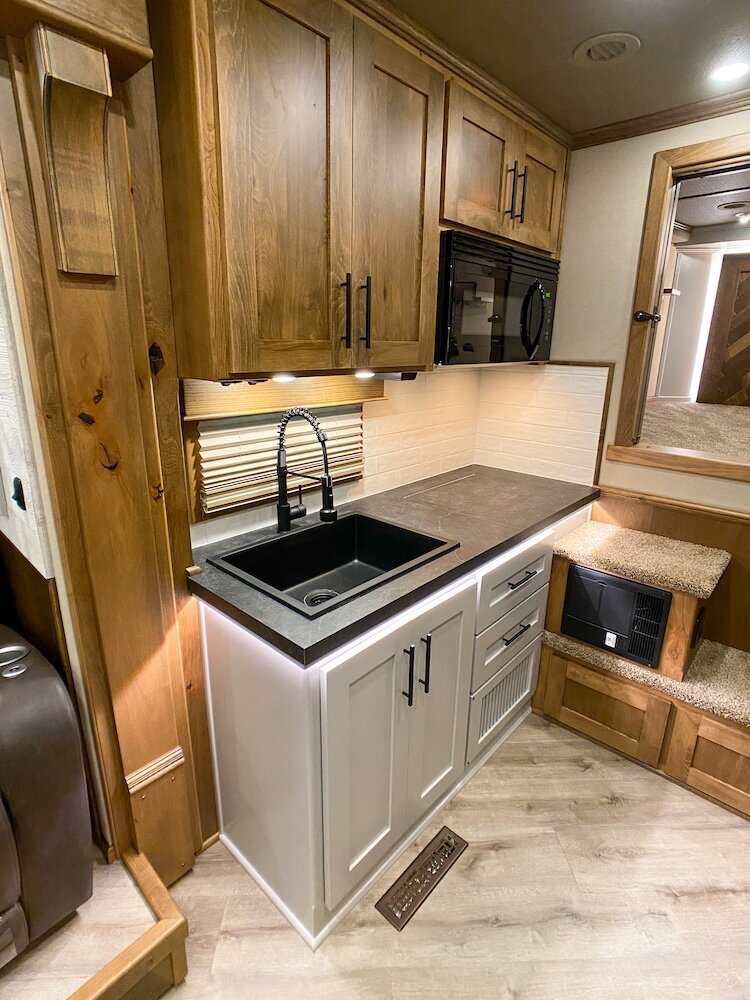 luxury-living-quarter-horse-trailers-trail-boss-conversions-kitchens-17