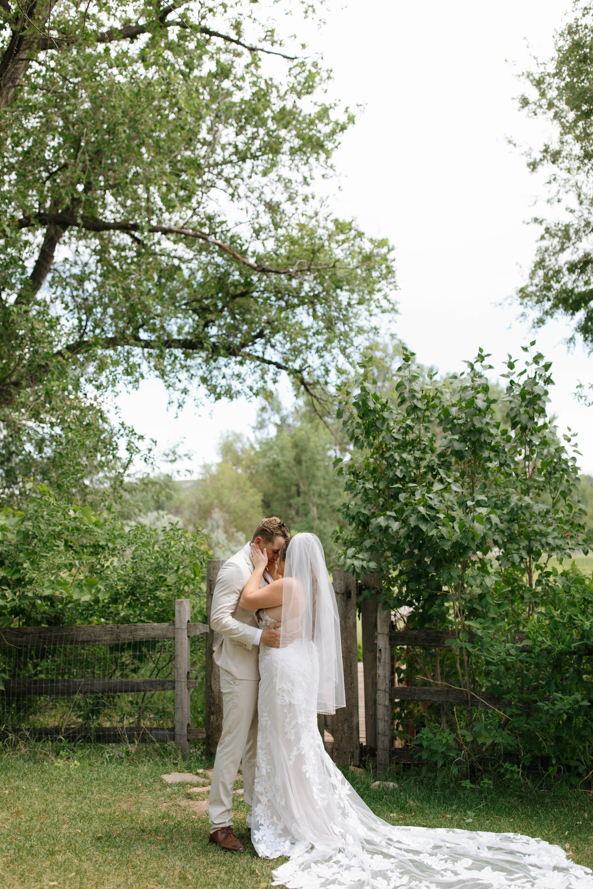 Gabby Rhodes is a wedding photographer based in Northern Colorado