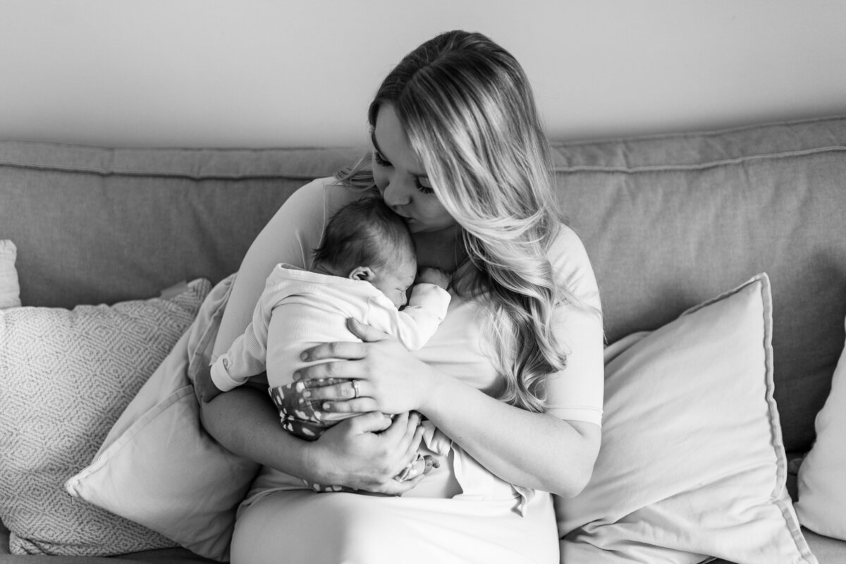 Jenni-Tuominen-photography-lifestyle-perhekuvaus-vastasyntyneenkuvaus-tampere15