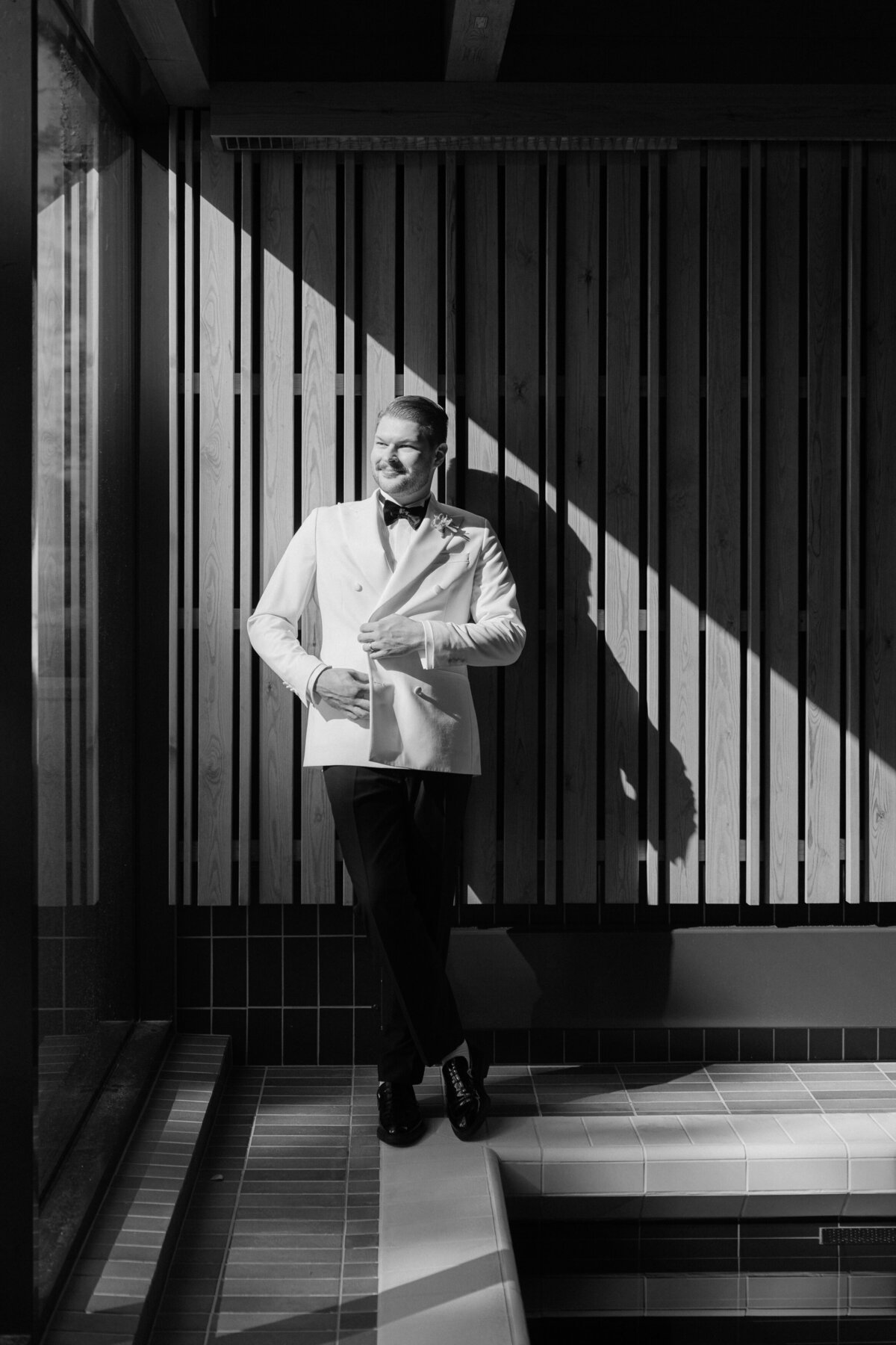 pyry-kantonen-066-groom-with-white-wedding-suit