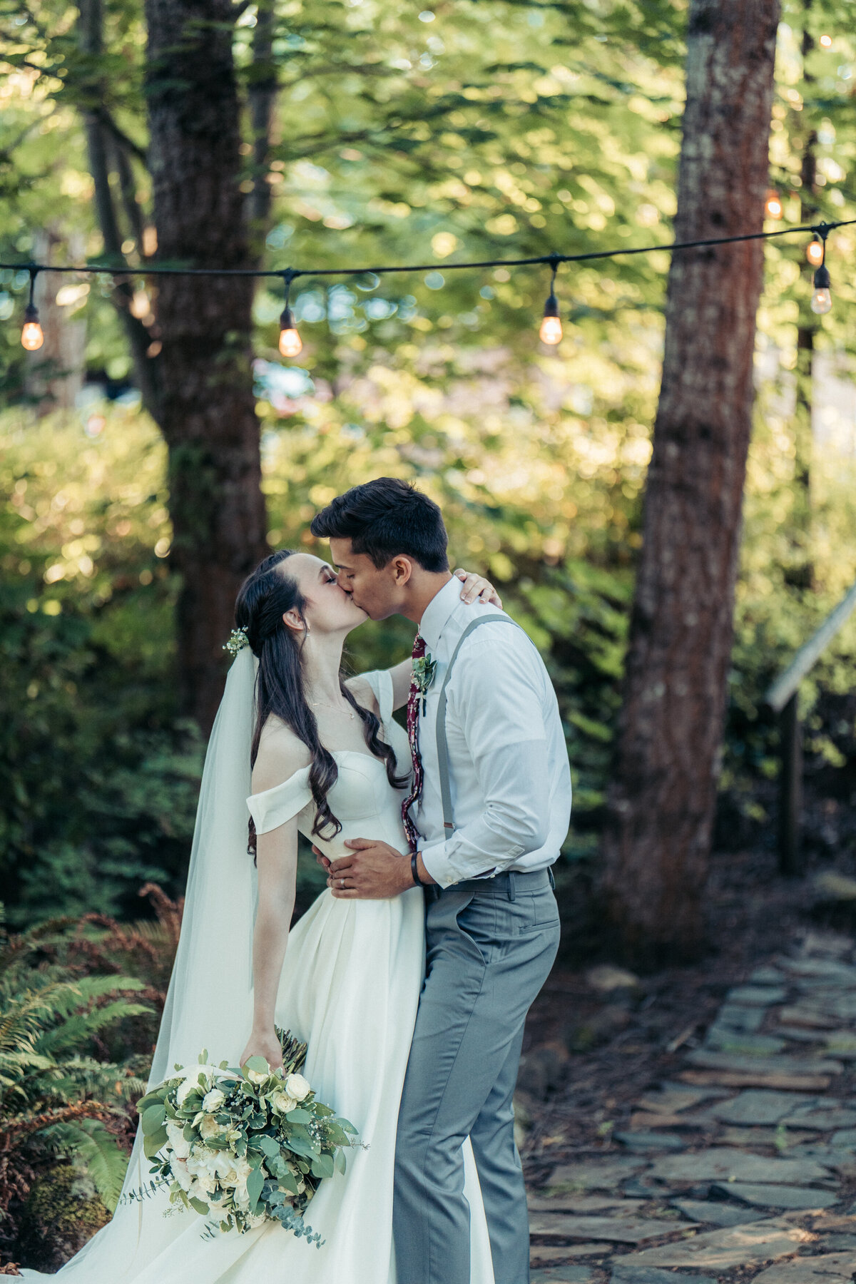 RIVERSIDE WEDDING IN THE OREGON