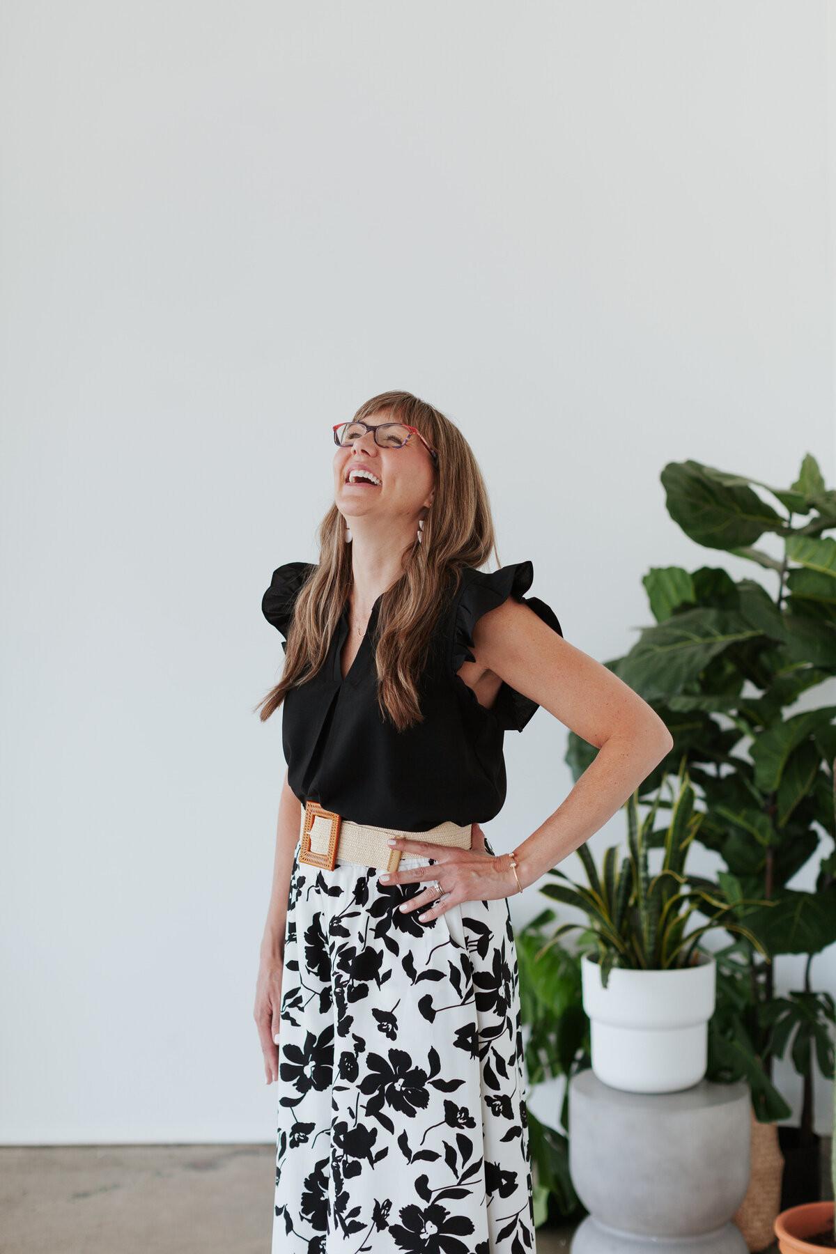 interior-designer-portrait-background-greenery-for-brand-session-the-frame-charlotte