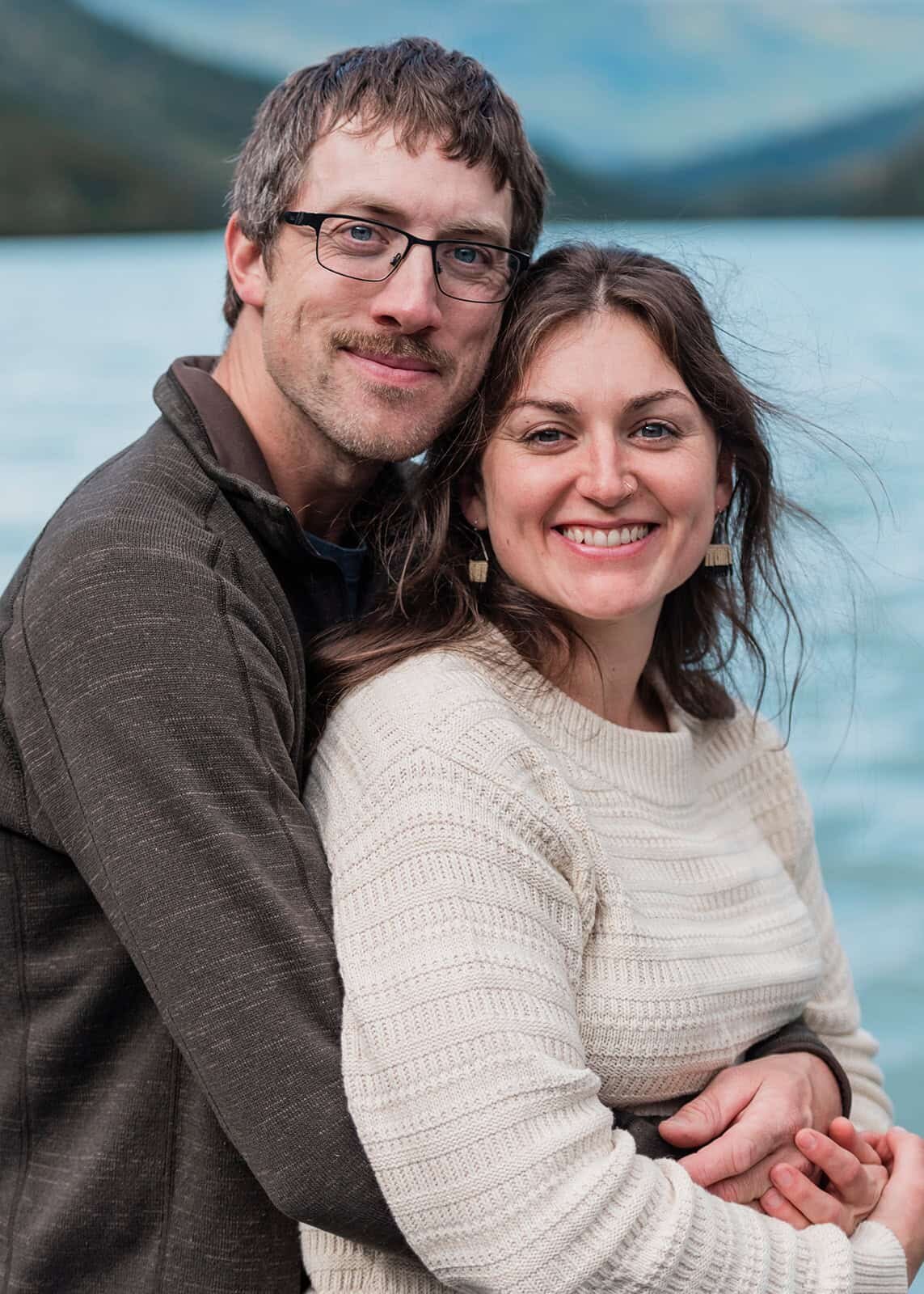 engagement-session-photographer-for-adventurous-romantic-couples-in-alaska-Soul-and-Sky-Weddings