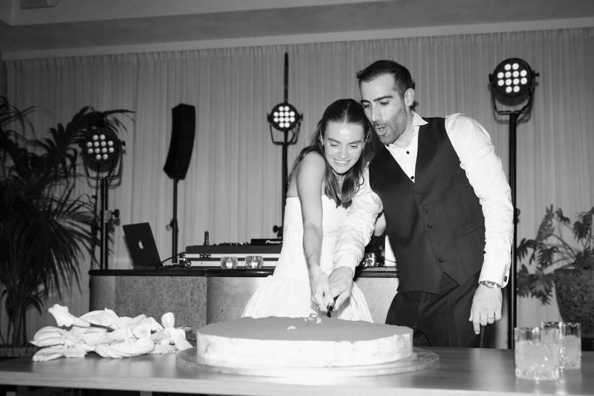 Bride and groom cutting their wedding cake at Soho House Rome

