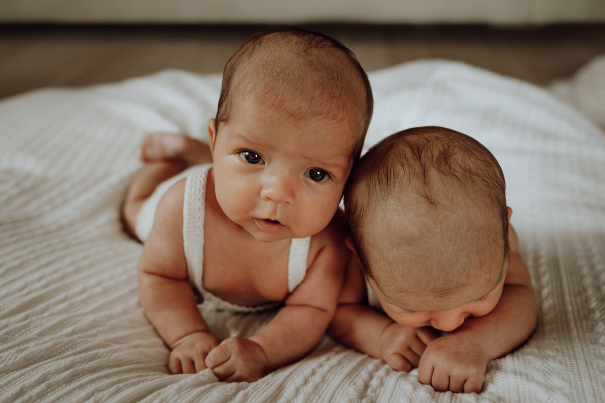 Newborn tweeling tijdens newborn fotoshoot in Antwerpen
