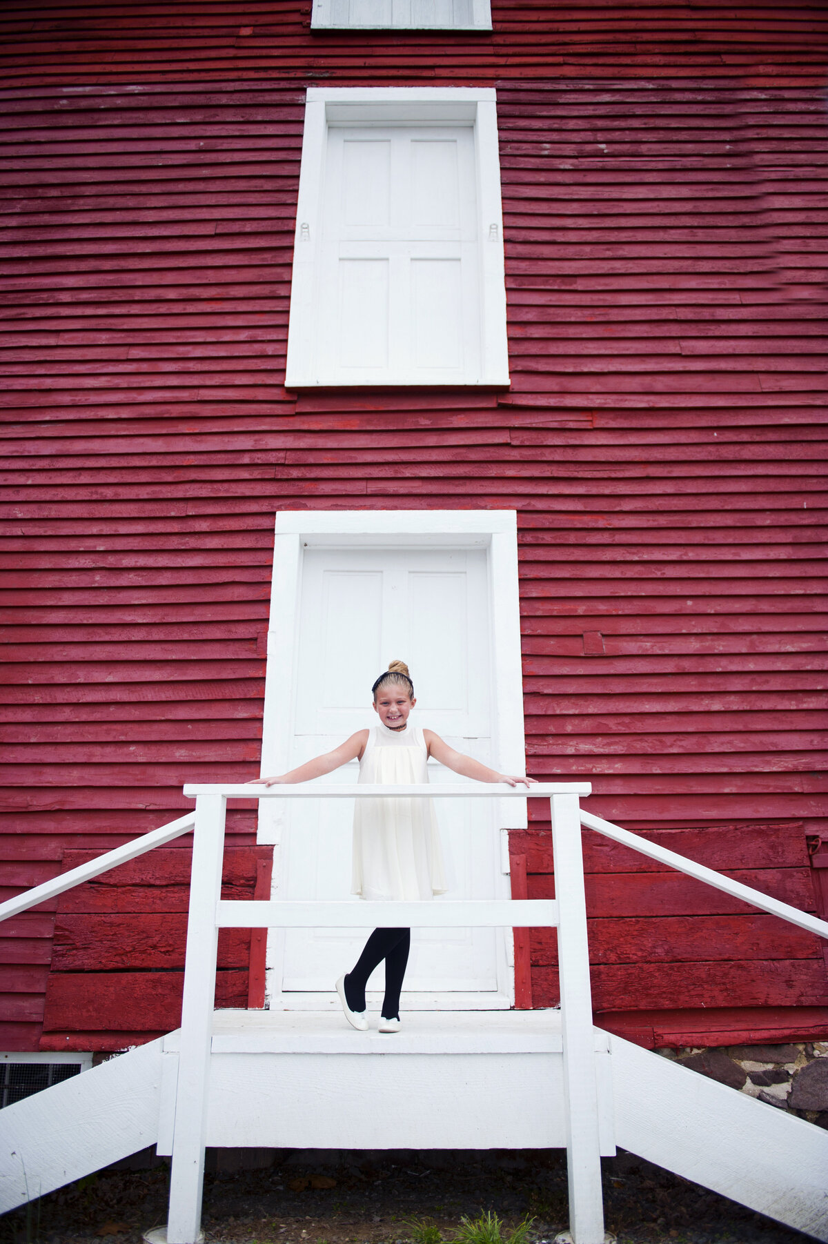 portrait_girl_red_farmhouse