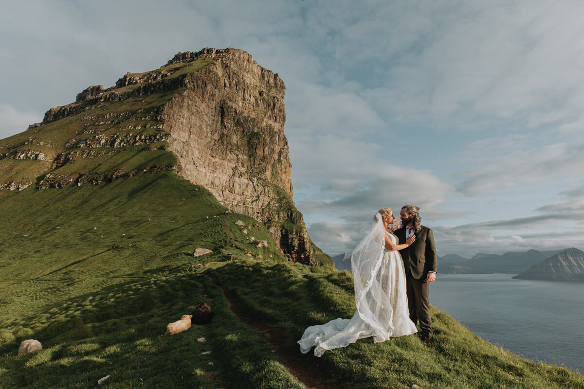 Lizzy and Jesse Elopement_Faroe Islands Kallur Lighthouse and Klakkur Hikes-1389