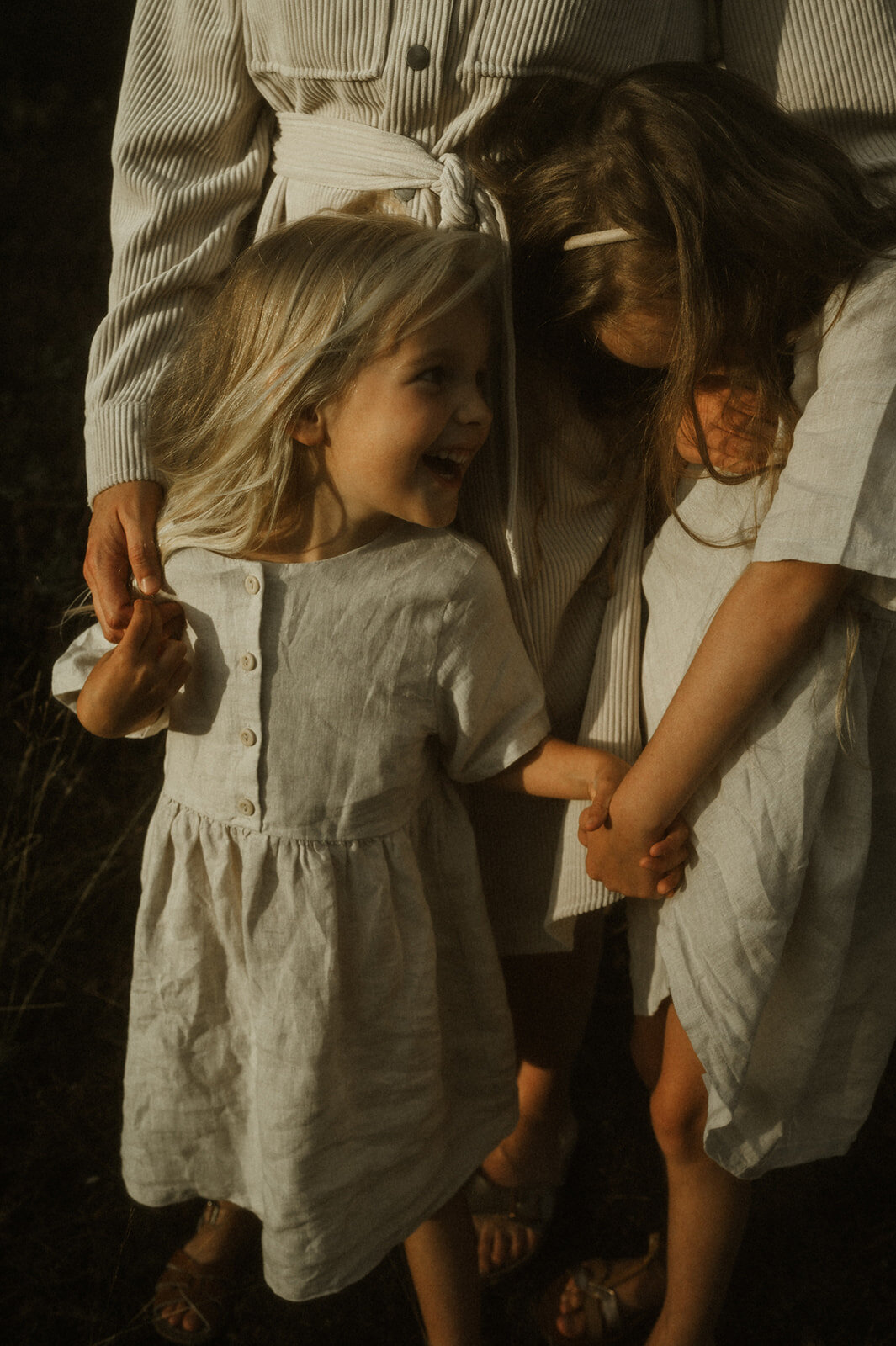 Gezinsfotografie in Nijlen tijdens golden hour – pure, spontane momenten vastgelegd in de heide.