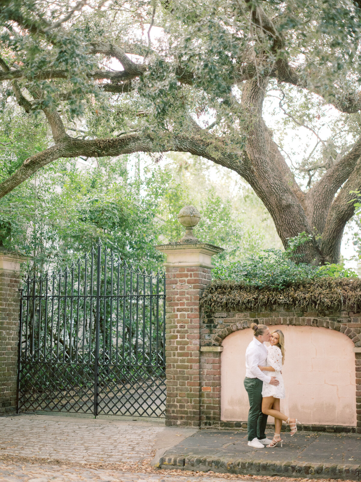Cute engagement photos in Charleston. Photography by Philip Casey.