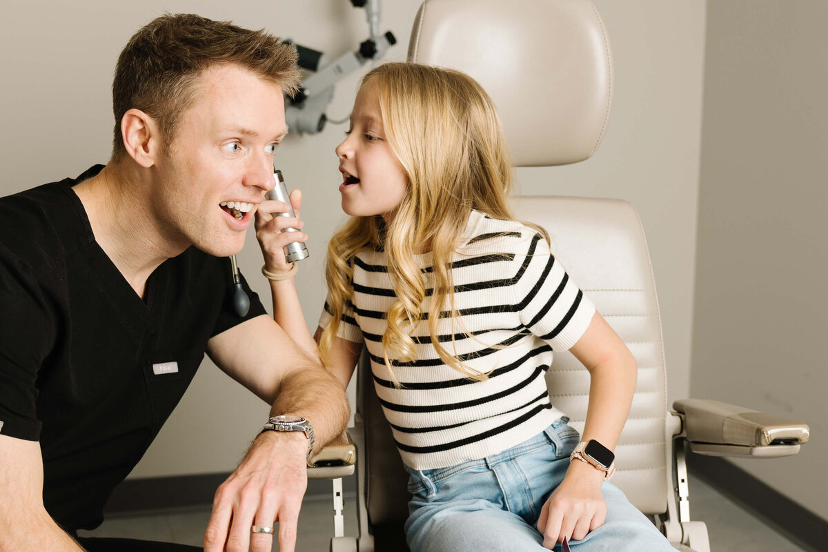 Child-patient-interacts-with-doctor-brand-by-idaho-commercial-brand-photographer-erin-moore