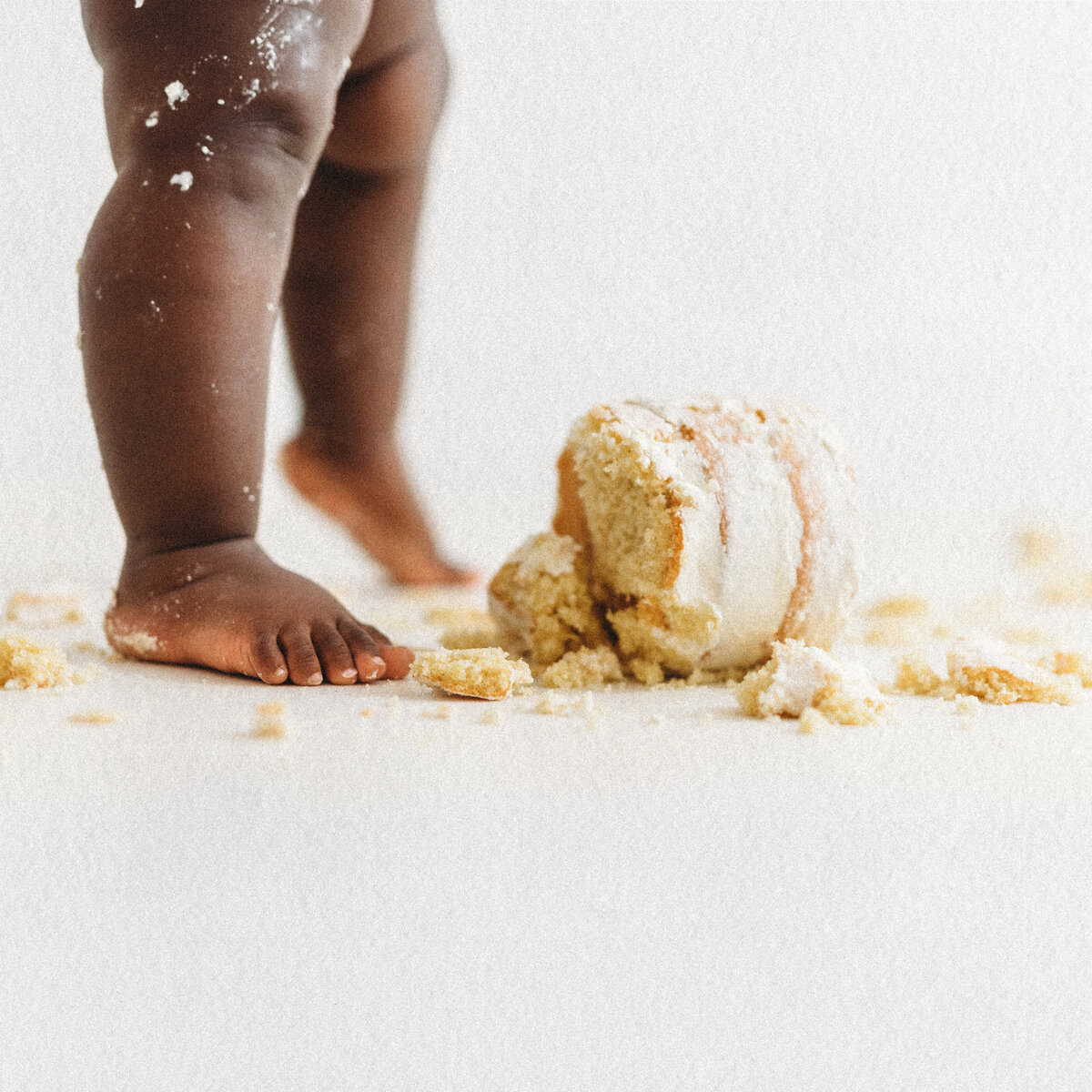 LittleWhitePhotography-Cake-Smash-35