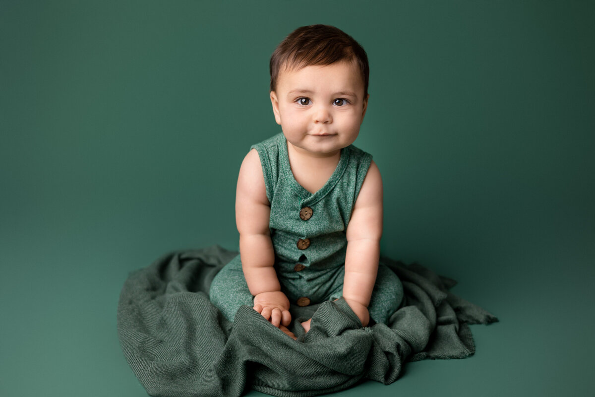 in-home-six-month-milestone-photography-session-Lexington-KY-photographer-3