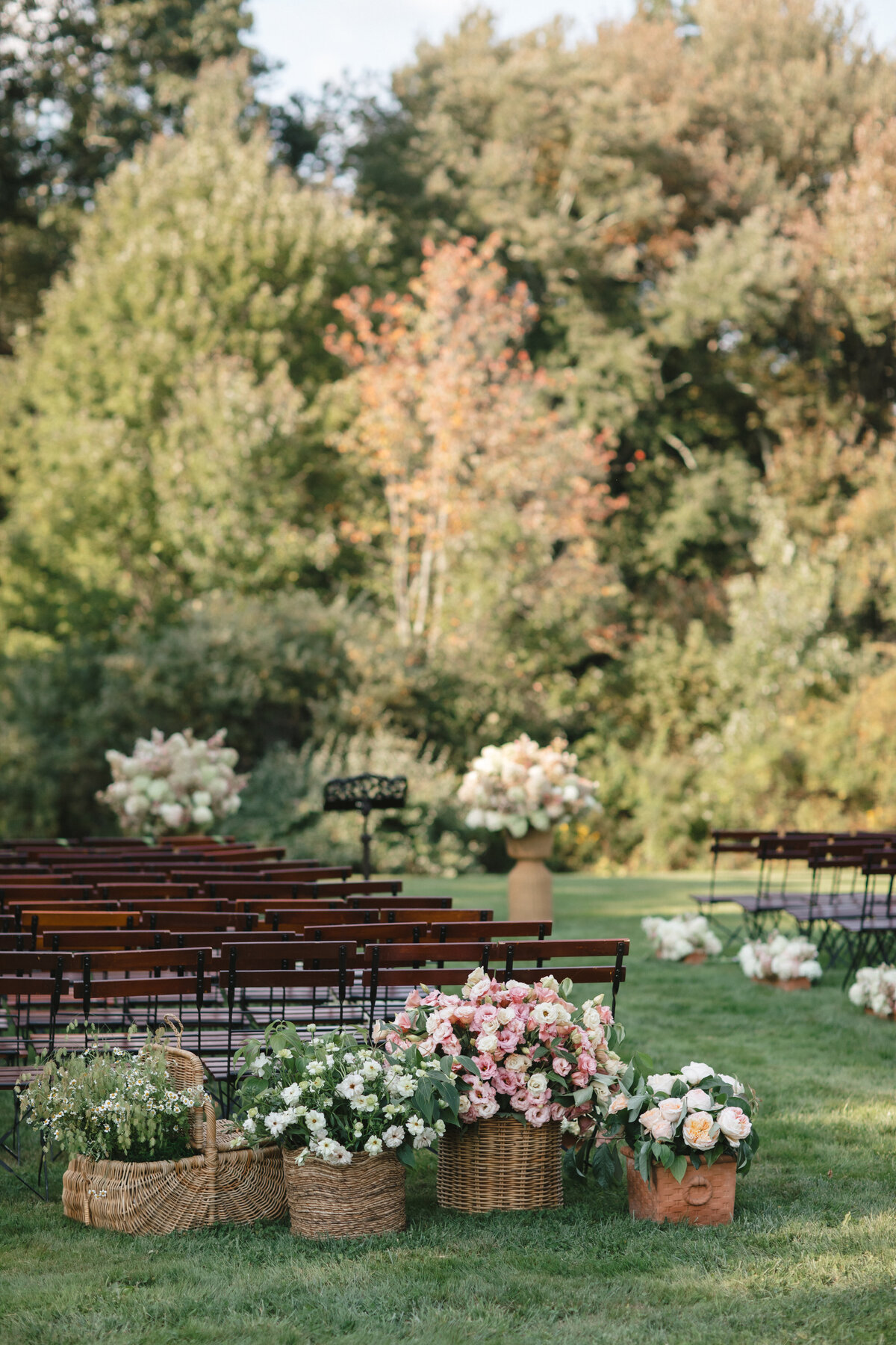 rattan-basket-wedding-flowers-ceremony