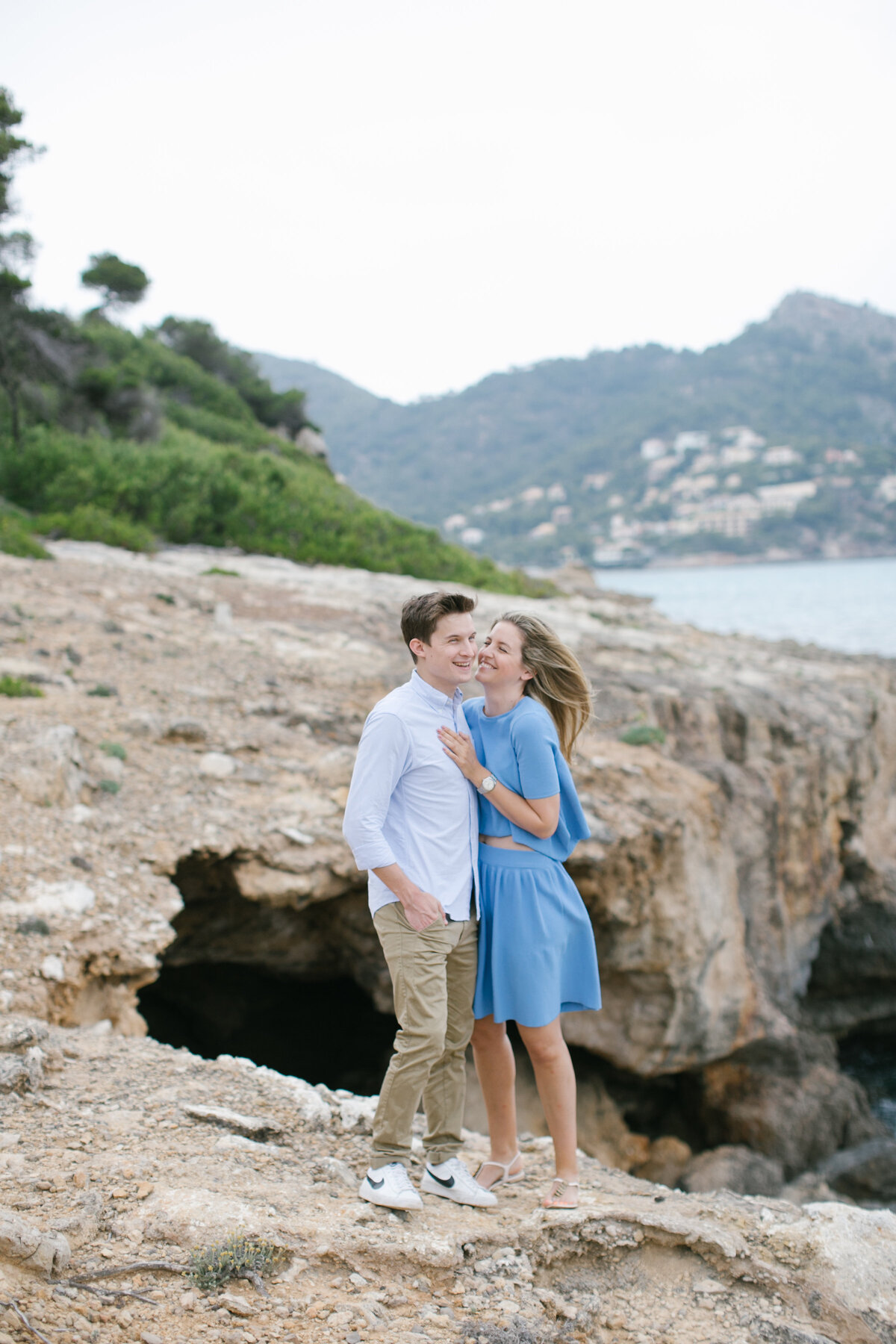 Candid cliffside couple moment in Mallorca, Spain – coastal love story photography by Studio Rose"