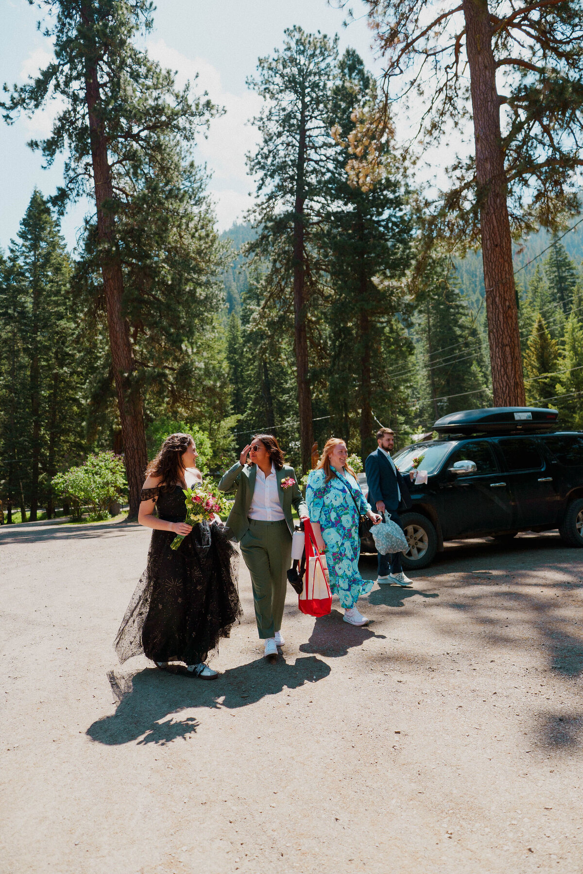 GettingReady_Brenda&JanieElopementPhotos_OregonWeddingPhotographer_KuroCreativeHouse-88