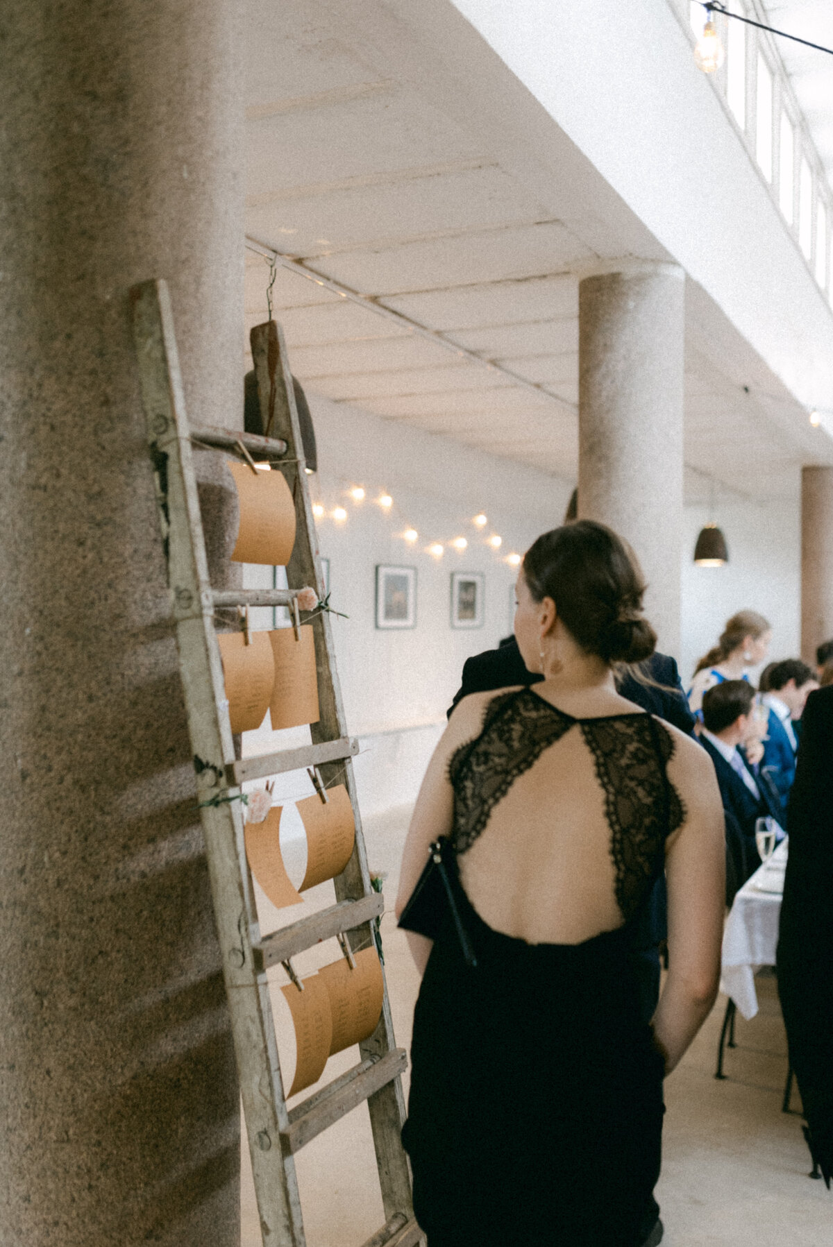 A documentary wedding  photo of guest in a wedding reception in Oitbacka gård captured by wedding photographer Hannika Gabrielsson in Finland