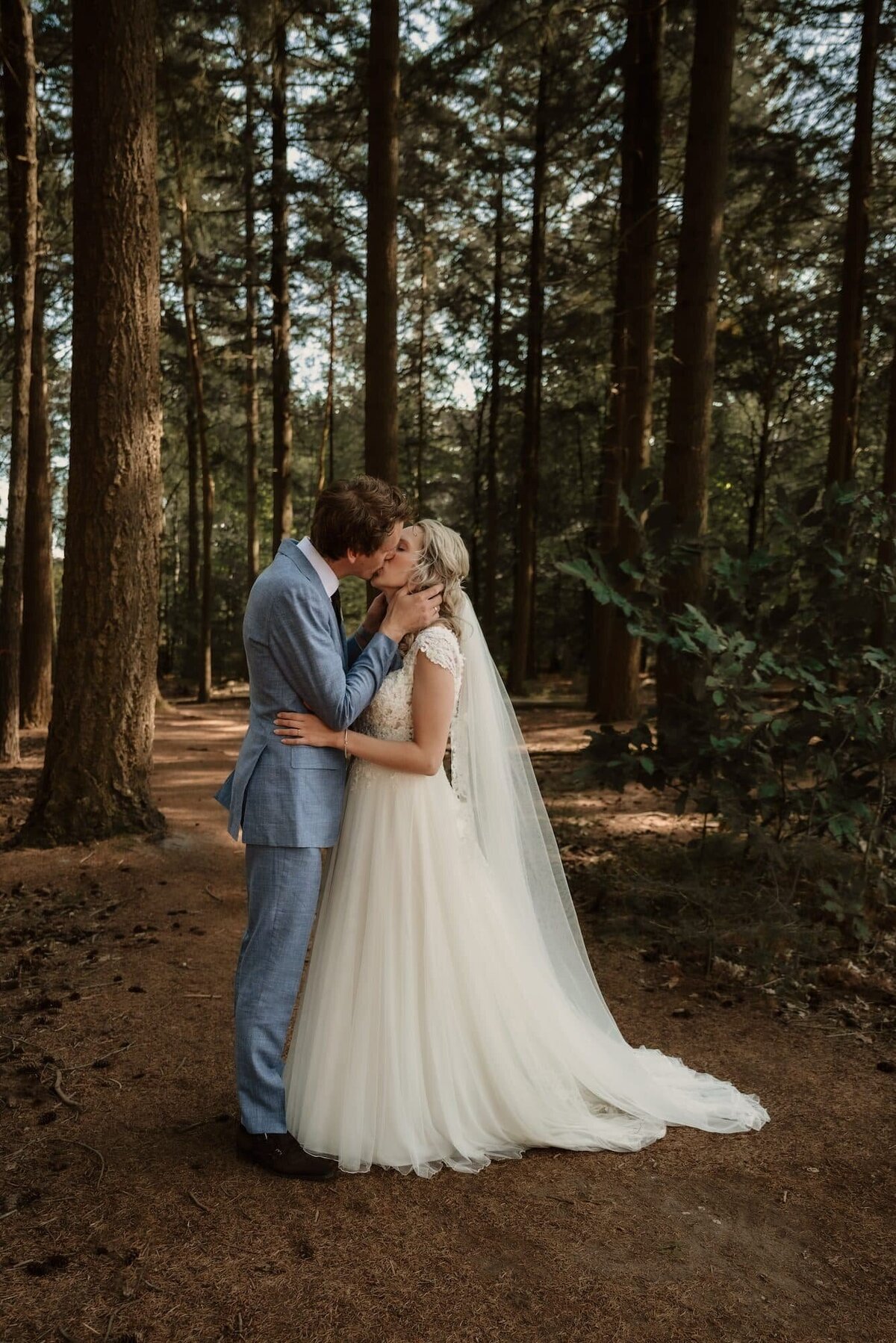 getrouwd stel in bos door fotograaf Eline Hemelt