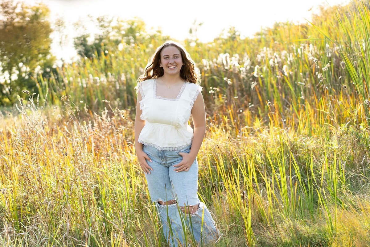 senior-girl-in-bright-field-with-jeans