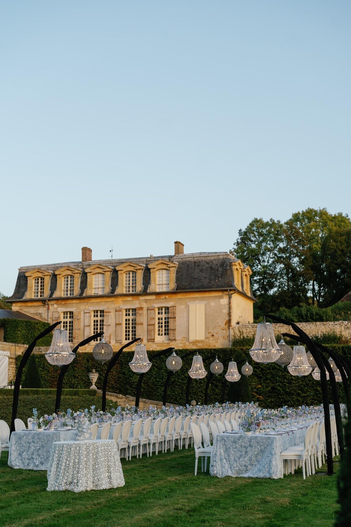 wedding table at château de Villette