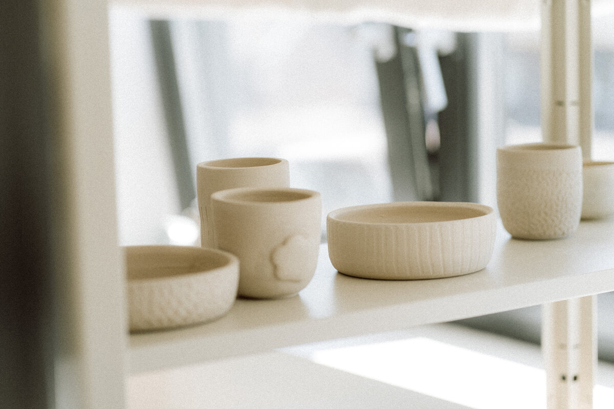 Lifestyle gezinsfotografie tijdens een Homes to Remember-shoot - kast met aardewerk 